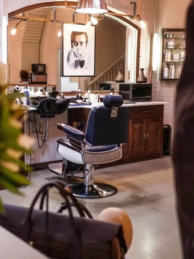 Avanzato salon with a chair facing a mirror
